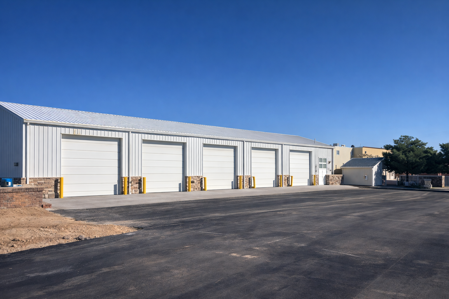 Industrial storage units with multiple bay doors